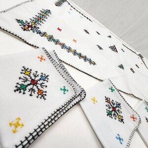VTG Teatime or Cocktail Linen Set Hand Embroidered Runner 6 Napkins Snowflake